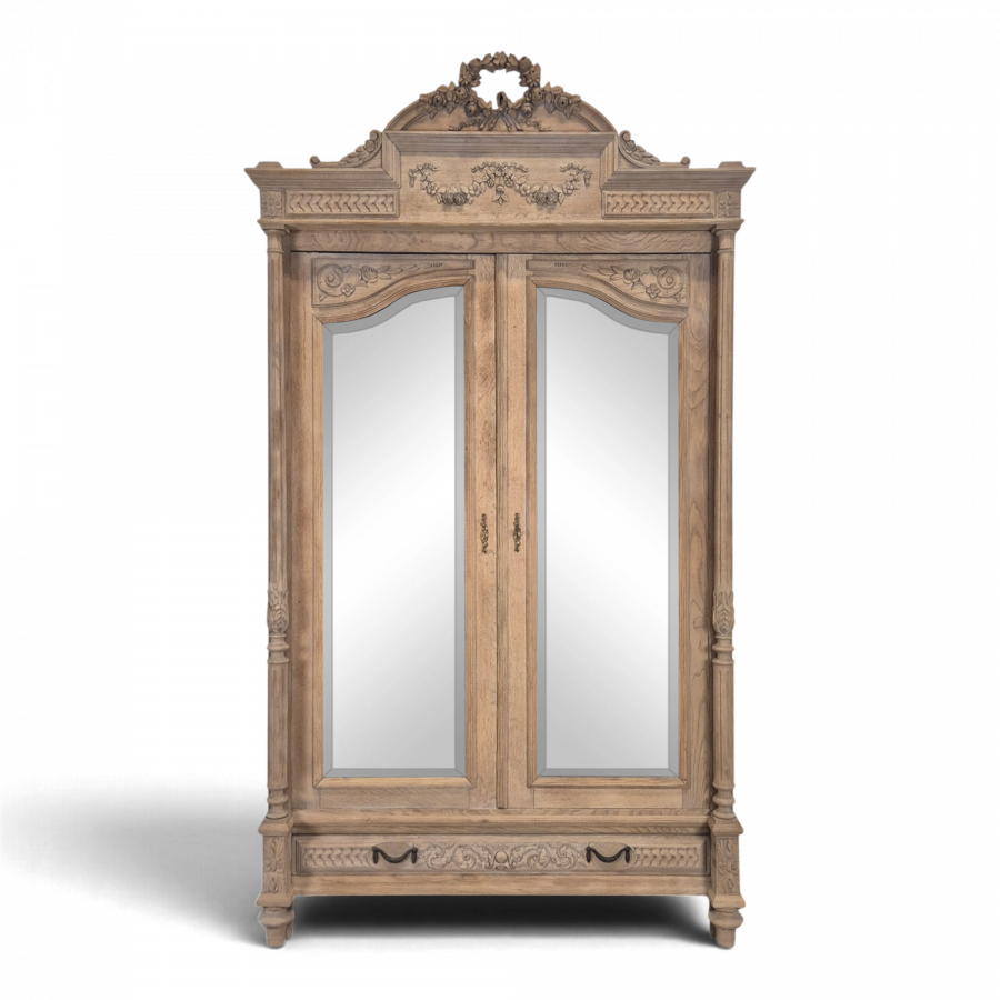 Armoire à glace de style Louis XVI en chêne décapé