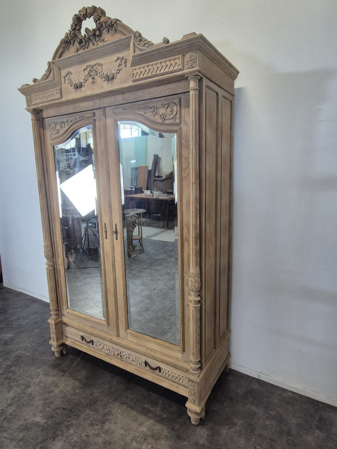 Armoire à glace de style Louis XVI en chêne décapé