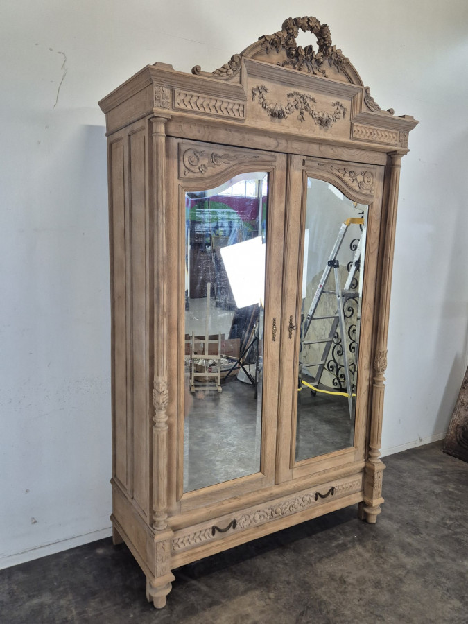 Armoire à glace de style Louis XVI en chêne décapé