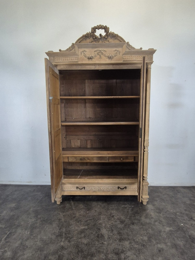 Armoire à glace de style Louis XVI en chêne décapé