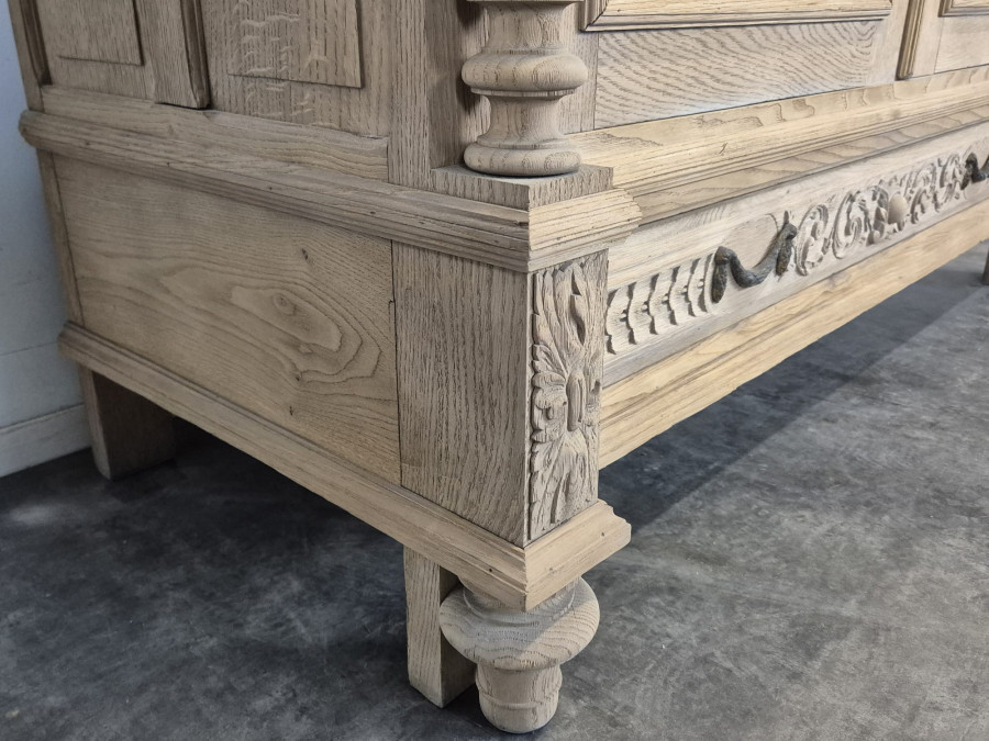 Armoire à glace de style Louis XVI en chêne décapé