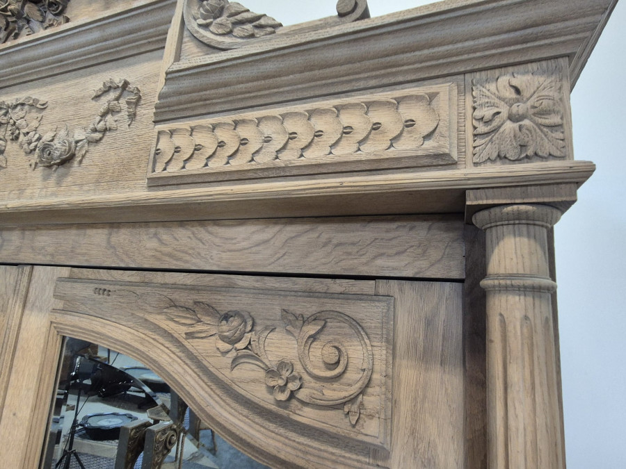 Armoire à glace de style Louis XVI en chêne décapé
