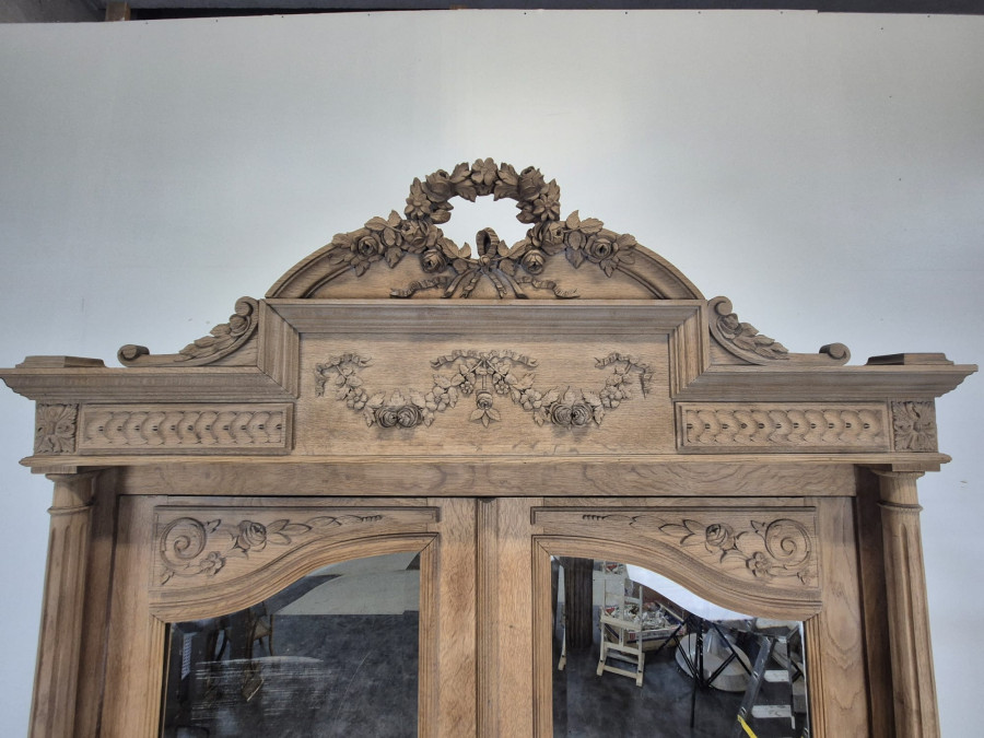 Armoire à glace de style Louis XVI en chêne décapé