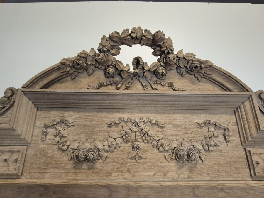 Armoire à glace de style Louis XVI en chêne décapé