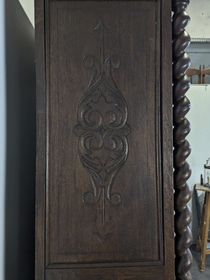 Bibliothèque vitrée de style Louis XIII en chêne