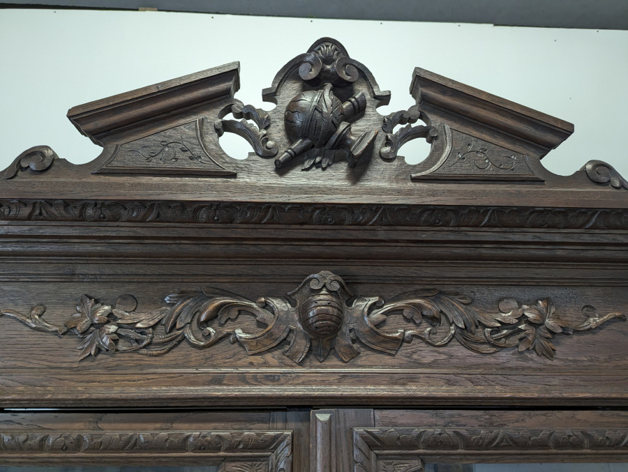 Bibliothèque vitrée de style Louis XIII en chêne