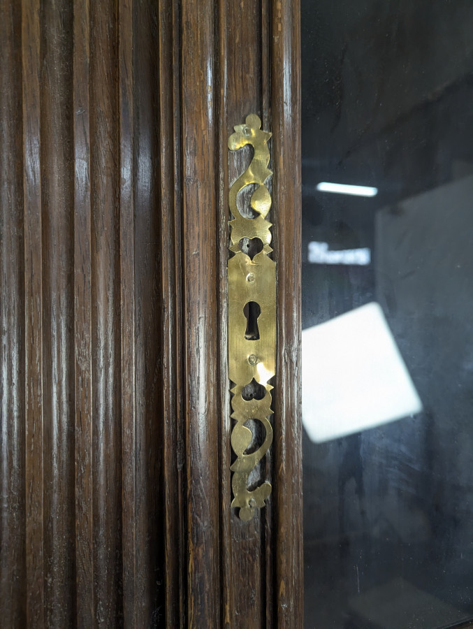 Bibliothèque deux corps Louis XV en chêne vitrée et grillagée