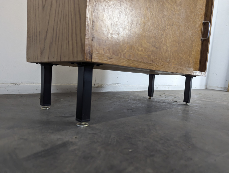 Petit meuble moderniste de rangement en chêne
