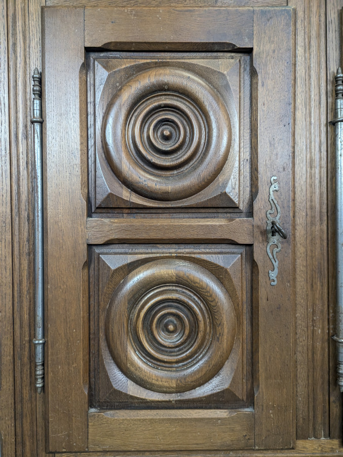 Buffet brutaliste en chêne dans l'esprit de Dudouyt