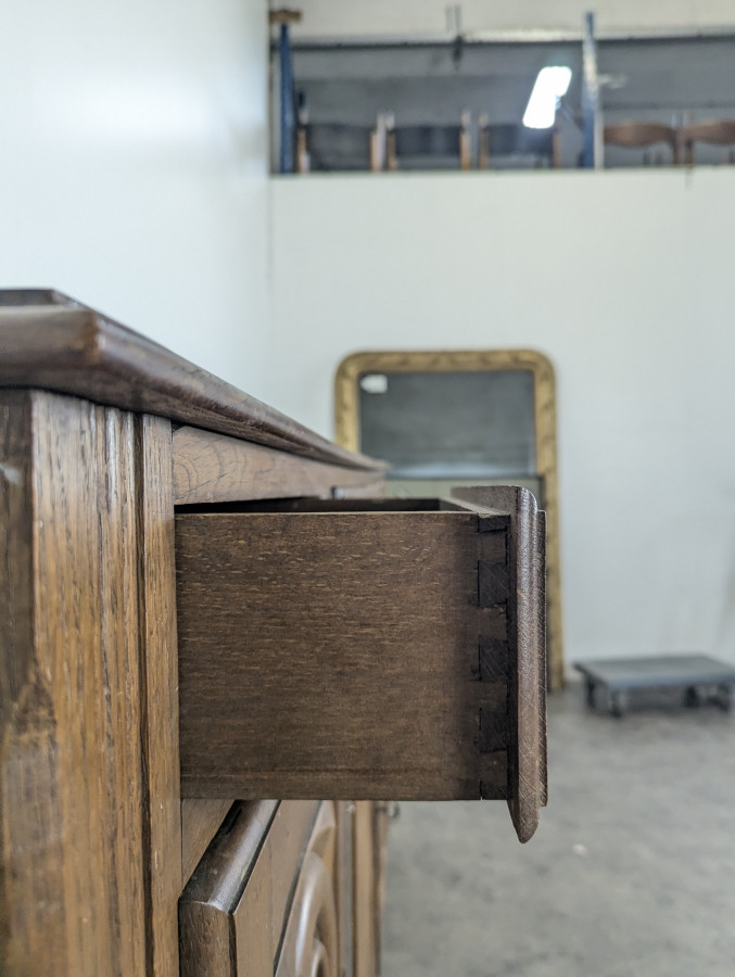Buffet brutaliste en chêne dans l'esprit de Dudouyt
