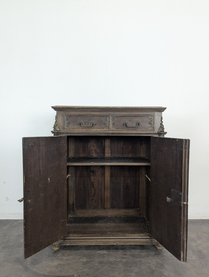 Meuble à hauteur d'appui attribué à M. Ringell