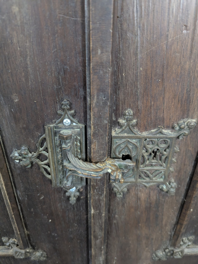Meuble à hauteur d'appui attribué à M. Ringell