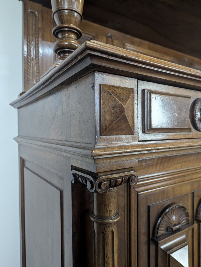 Grand buffet 2 corps de style Renaissance en noyer massif