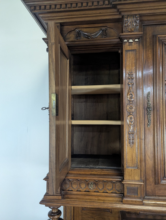 Grand buffet 2 corps de style Renaissance en noyer massif