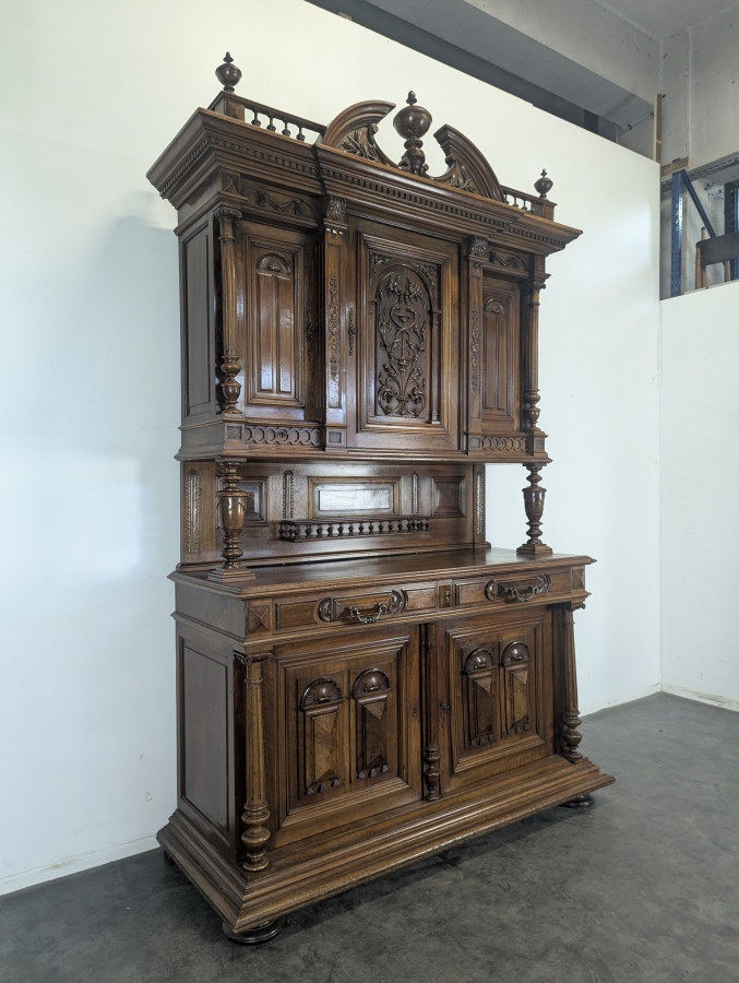 Grand buffet 2 corps de style Renaissance en noyer massif