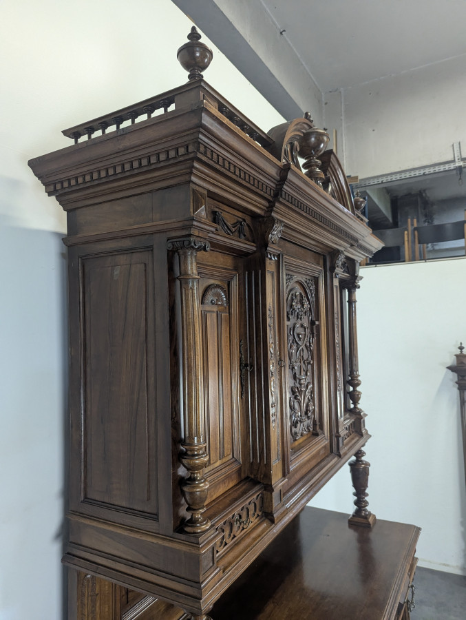 Grand buffet 2 corps de style Renaissance en noyer massif