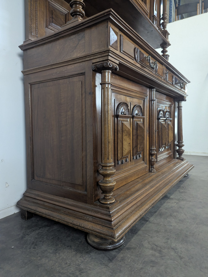 Grand buffet 2 corps de style Renaissance en noyer massif