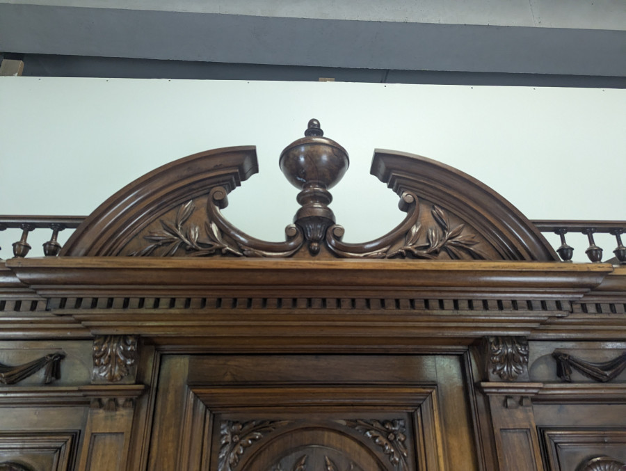 Grand buffet 2 corps de style Renaissance en noyer massif