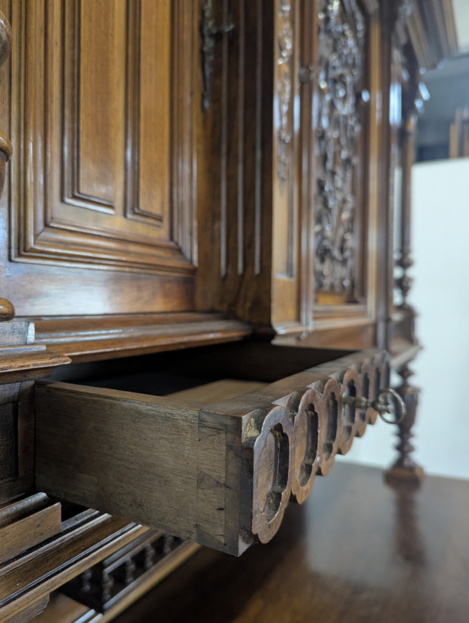 Grand buffet 2 corps de style Renaissance en noyer massif