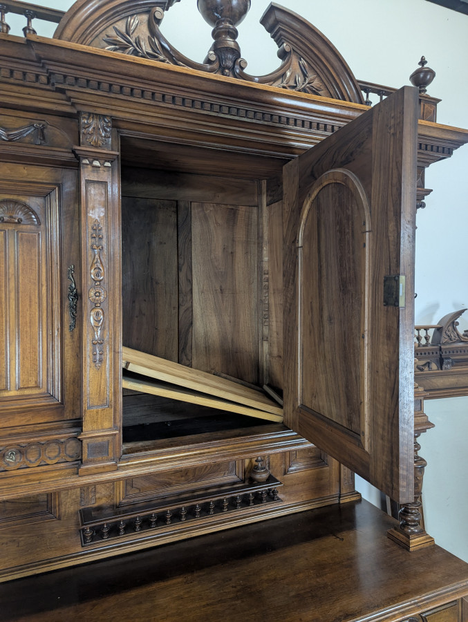 Grand buffet 2 corps de style Renaissance en noyer massif