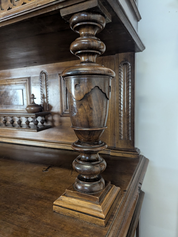 Grand buffet 2 corps de style Renaissance en noyer massif