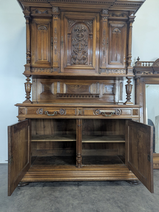 Grand buffet 2 corps de style Renaissance en noyer massif