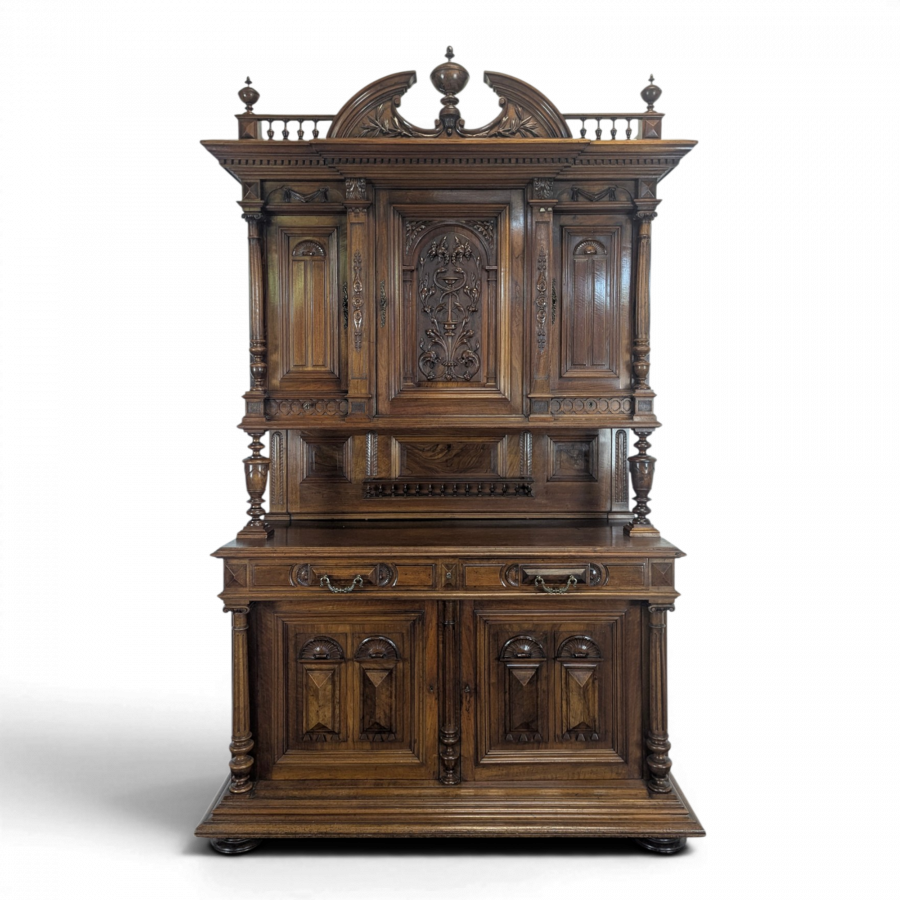 Grand buffet 2 corps de style Renaissance en noyer massif