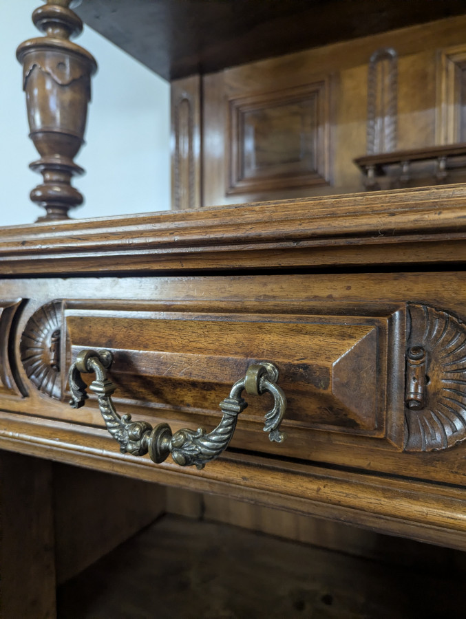 Grand buffet 2 corps de style Renaissance en noyer massif