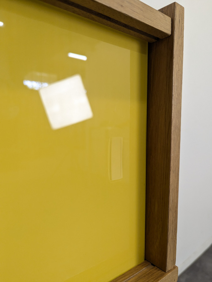 Meuble d'appoit moderniste à portes vitrées grise et jaune en placage de chêne