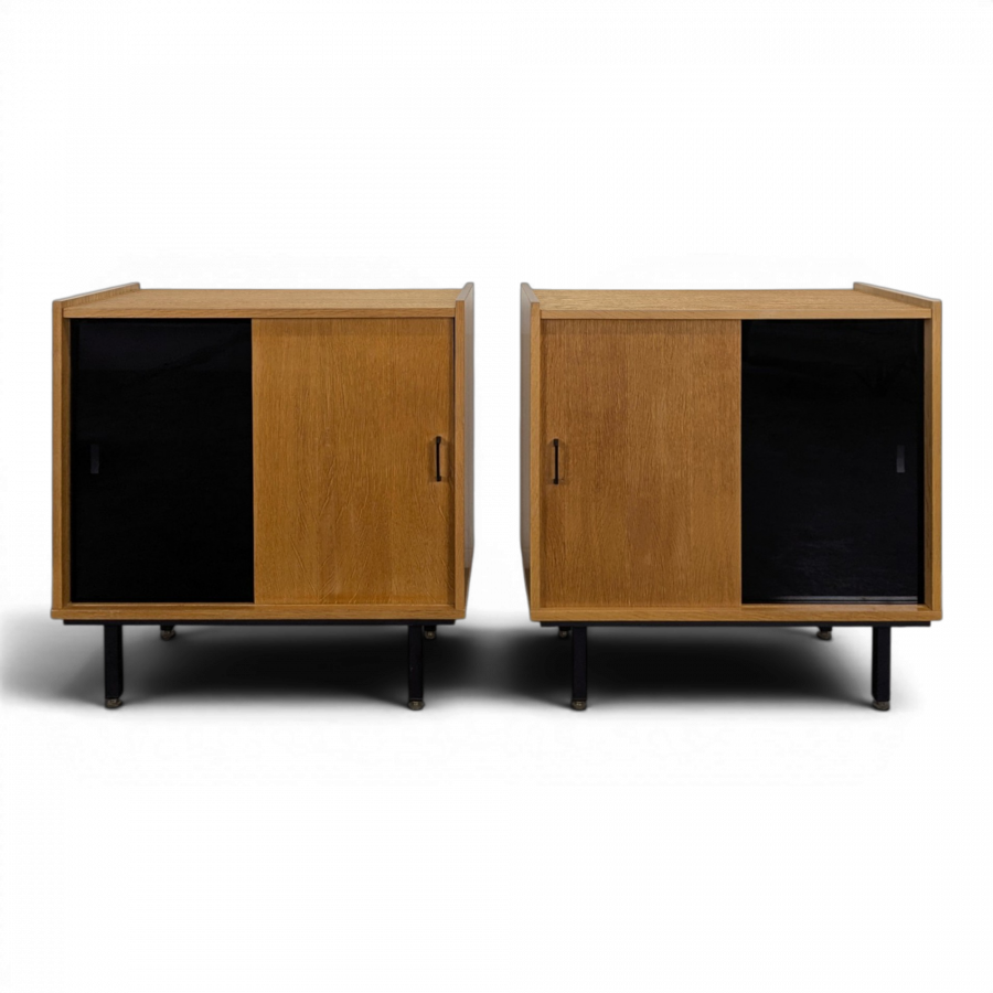 Paire de buffet moderniste à porte vitrée noire en placage de chêne