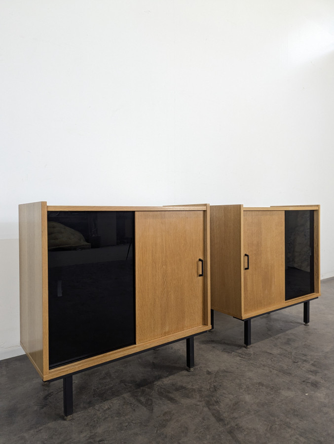 Paire de buffet moderniste à porte vitrée noire en placage de chêne
