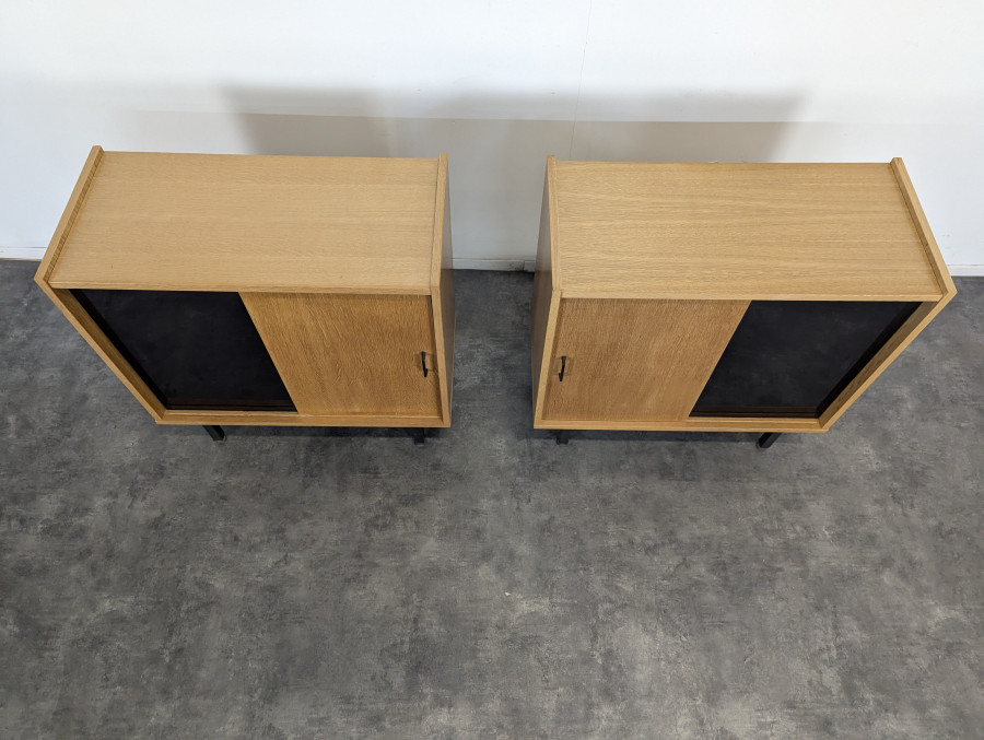 Paire de buffet moderniste à porte vitrée noire en placage de chêne