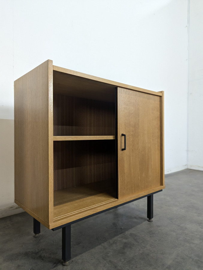 Paire de buffet moderniste à porte vitrée noire en placage de chêne