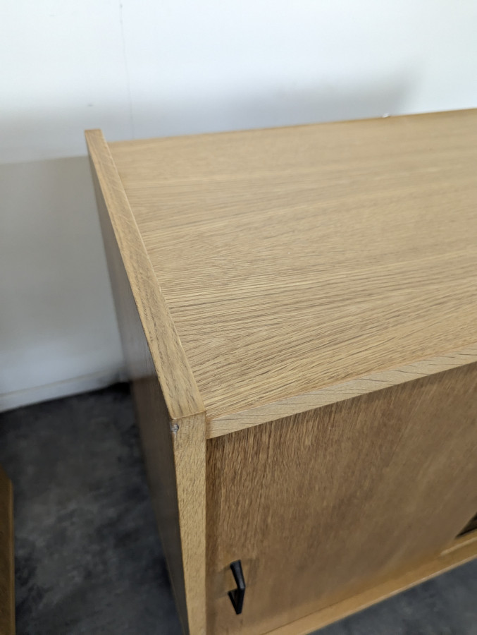 Paire de buffet moderniste à porte vitrée noire en placage de chêne