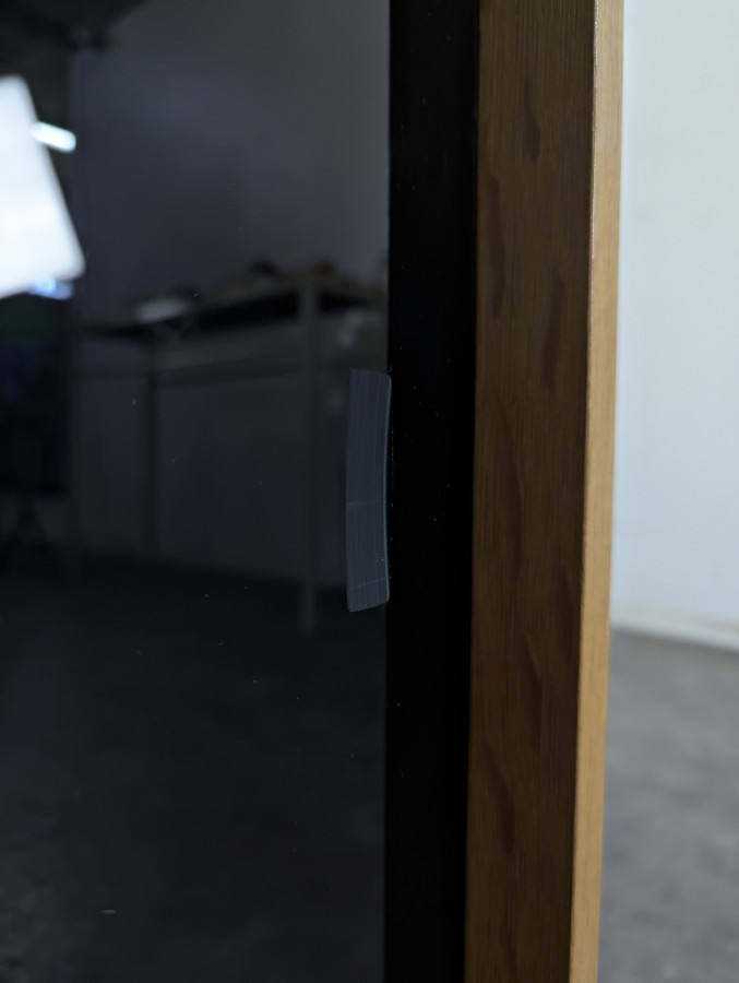 Paire de buffet moderniste à porte vitrée noire en placage de chêne