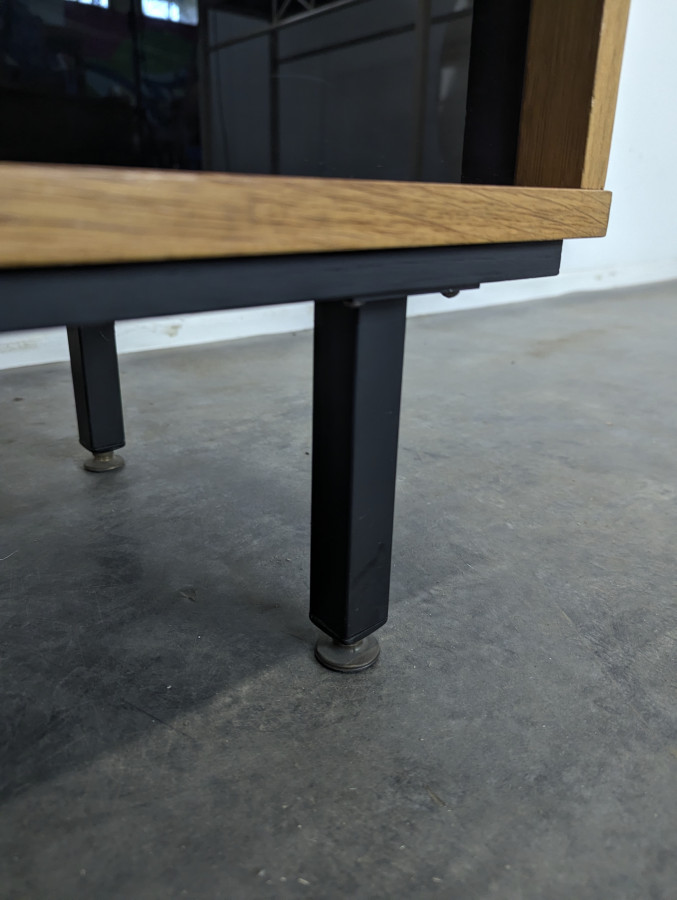 Paire de buffet moderniste à porte vitrée noire en placage de chêne