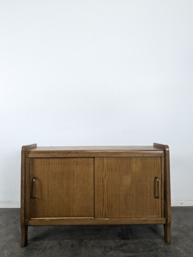 Buffet moderniste en chêne à porte coulissante