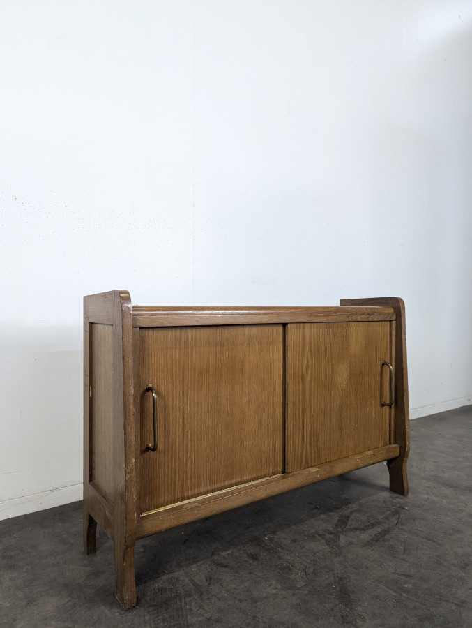 Buffet moderniste en chêne à porte coulissante