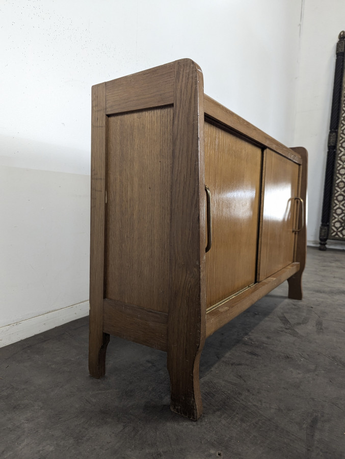 Buffet moderniste en chêne à porte coulissante