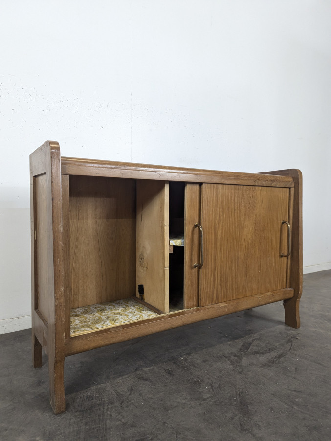 Buffet moderniste en chêne à porte coulissante