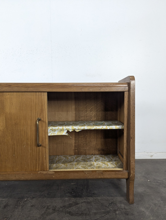 Buffet moderniste en chêne à porte coulissante