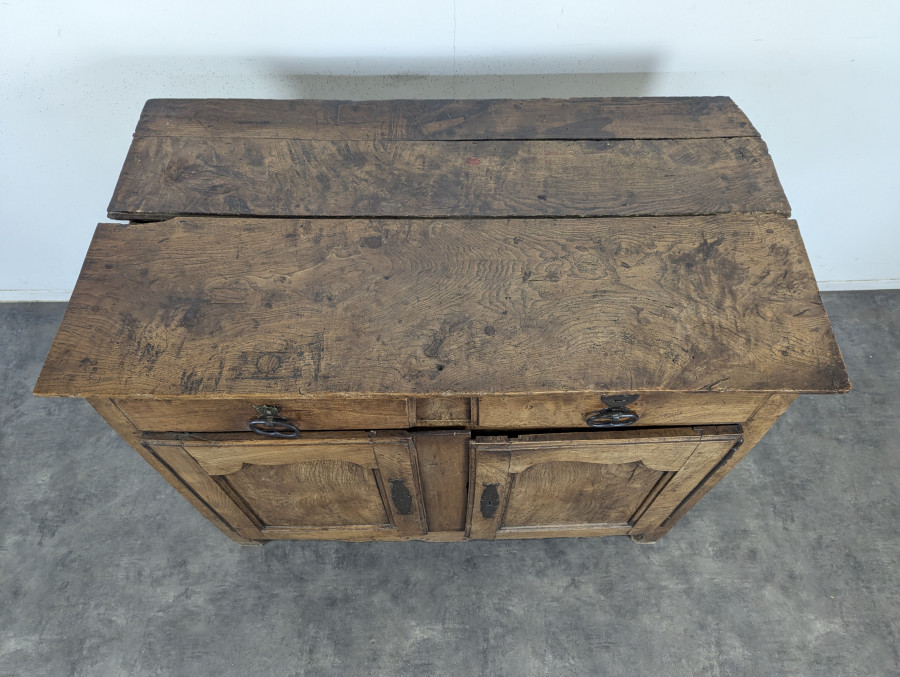 Buffet du XVIIIeme siecle en bois fruitier