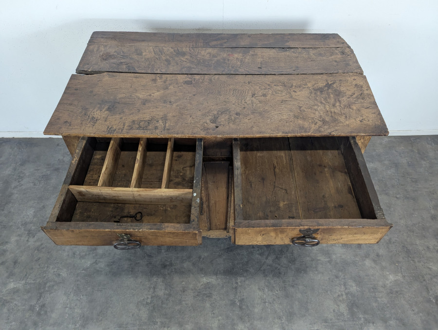 Buffet du XVIIIeme siecle en bois fruitier
