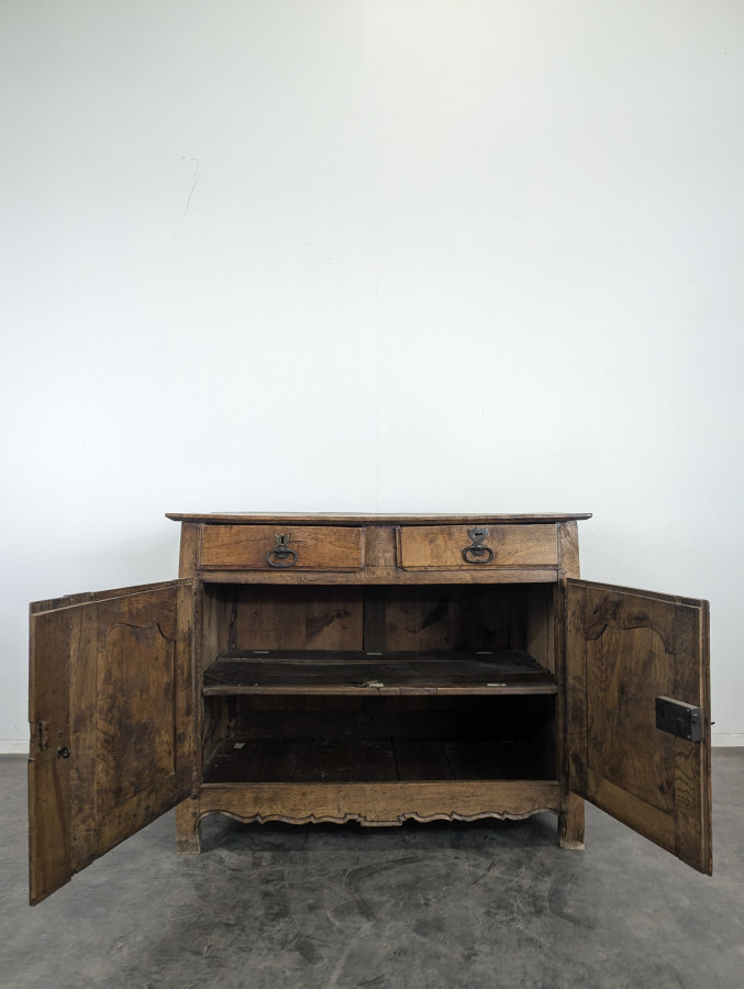 Buffet du XVIIIeme siecle en bois fruitier