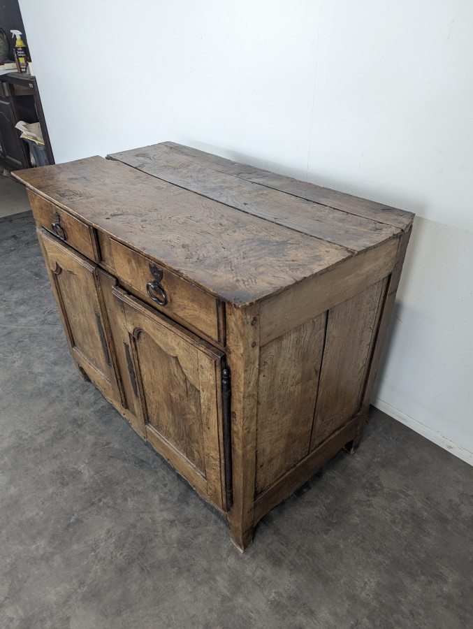 Buffet du XVIIIeme siecle en bois fruitier