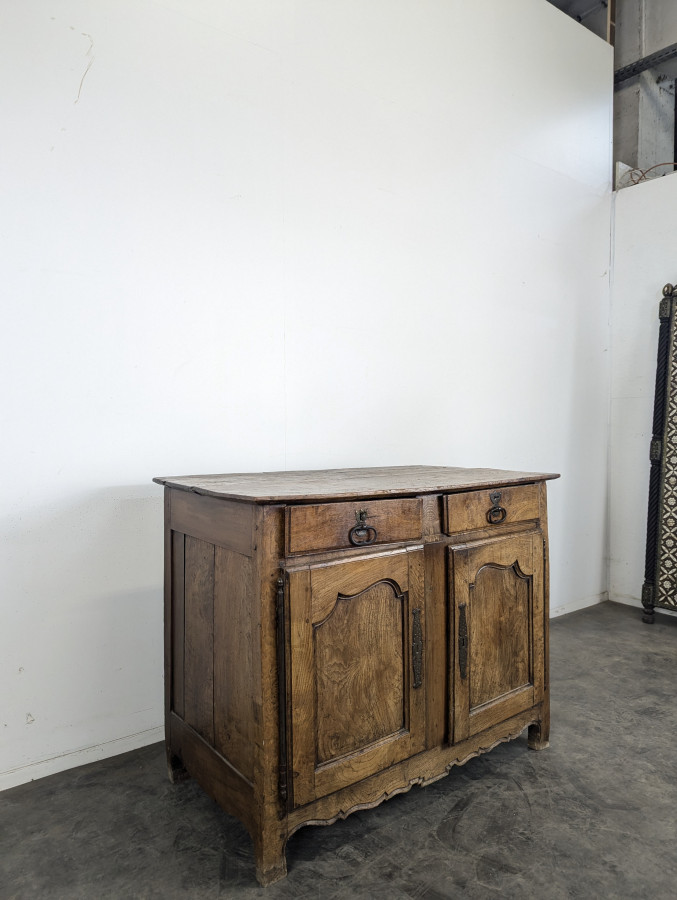 Buffet du XVIIIeme siecle en bois fruitier
