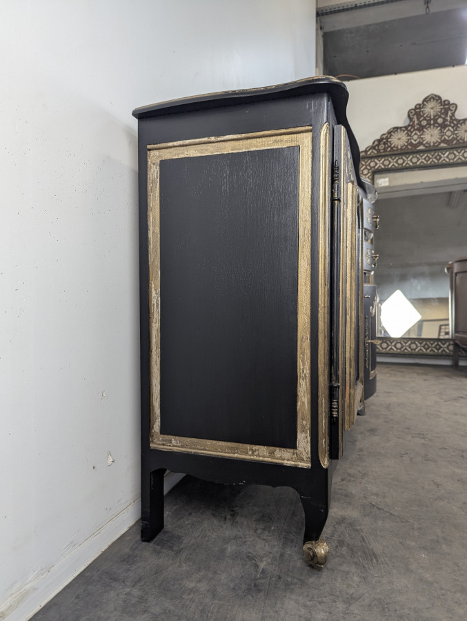 Grand buffet de style Louis XV en chêne laqué noir et rechampi or