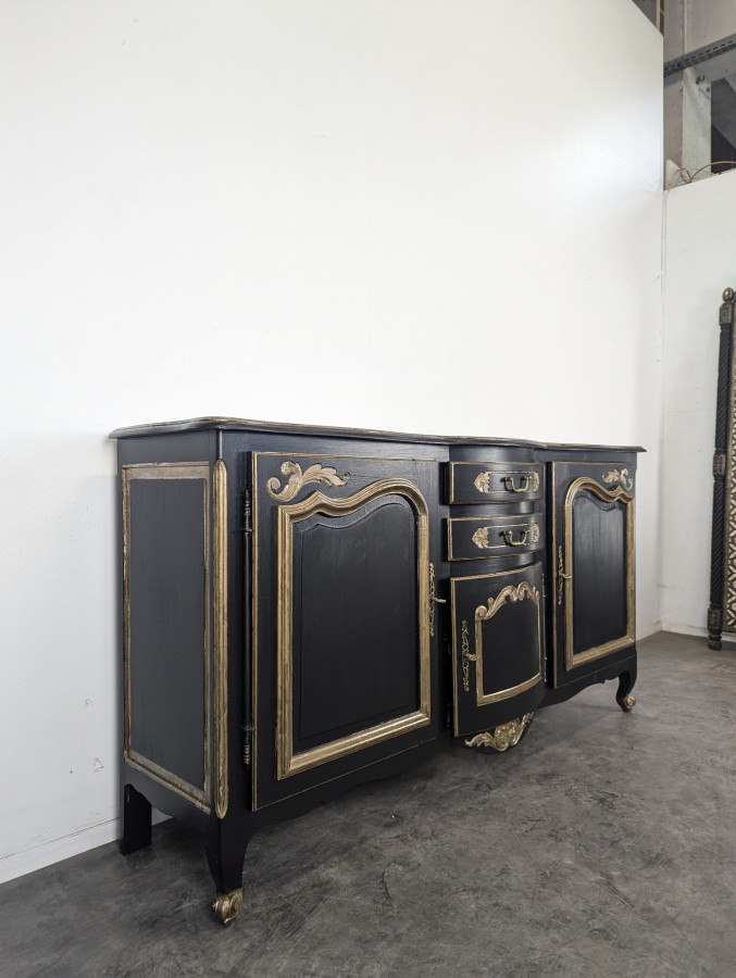 Grand buffet de style Louis XV en chêne laqué noir et rechampi or