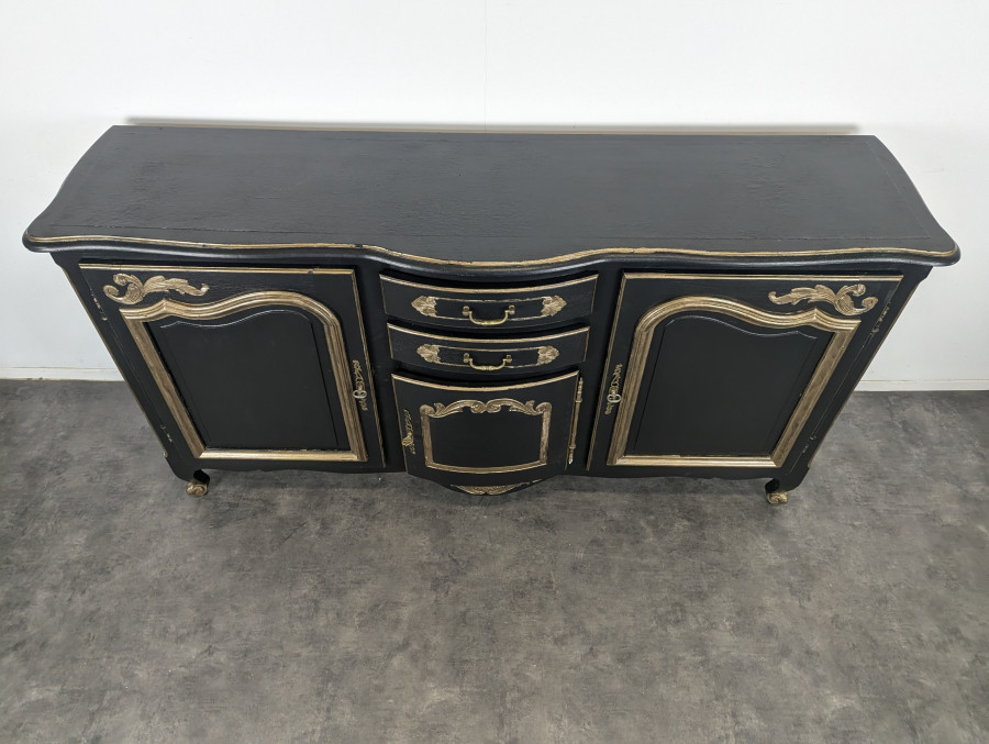 Grand buffet de style Louis XV en chêne laqué noir et rechampi or