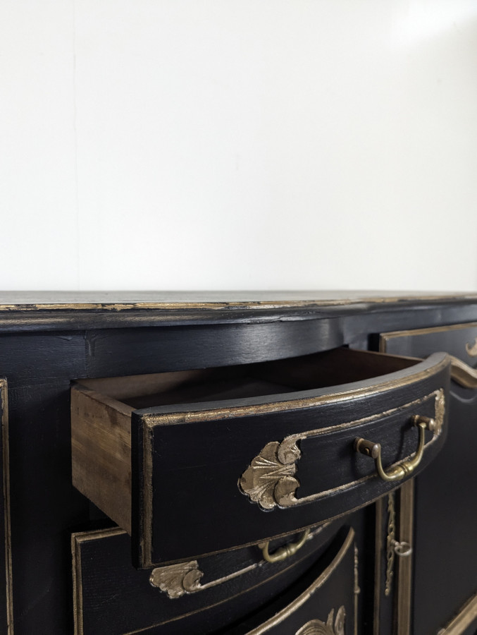 Grand buffet de style Louis XV en chêne laqué noir et rechampi or